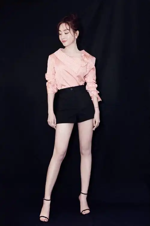 杨蓉机场穿搭太成功穿小熊白t恤配半身裙穿出了00后的感觉