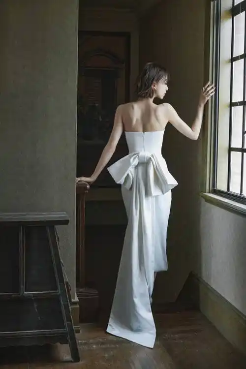 吴谨言穿抹胸裙露出性感美背 眼神懵懂肩颈线绝美