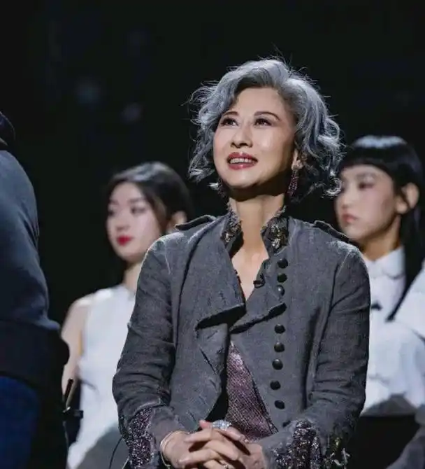 60岁的叶倩文气质优雅依然舞台上连唱带跳状态比年轻人还好