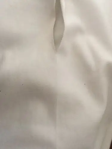 这衣服是被别人用刀剌了么还是本来就是这样,这一条线一碰就开了