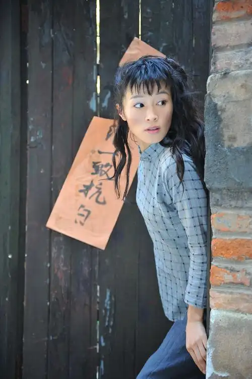 于浙江省金华市浦江县,毕业于浙江省艺术学院越剧表演班,中国女演员