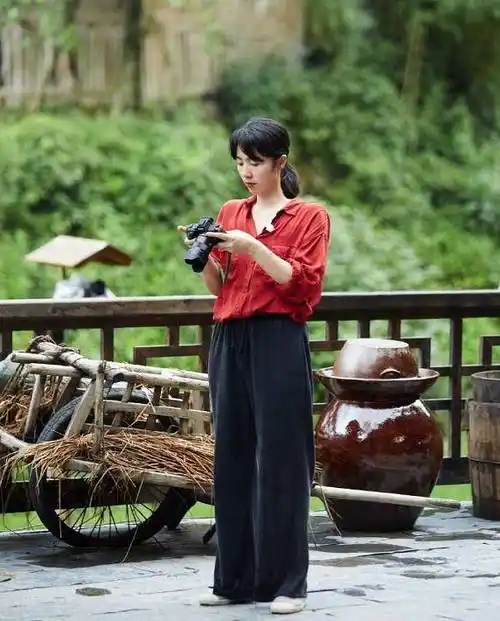 黄磊老婆孙莉,穿衬衫不塞衣角真时髦,裤脚卷到小腿不丑还显高_休闲