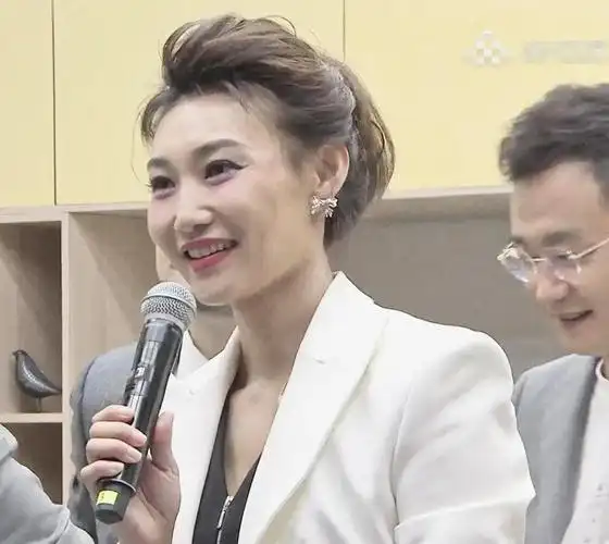 央视主持李梓萌贷款上班20年戴假发出镜真实颜值很高