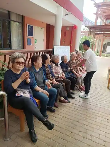 爱洒敬老院 情暖老人心