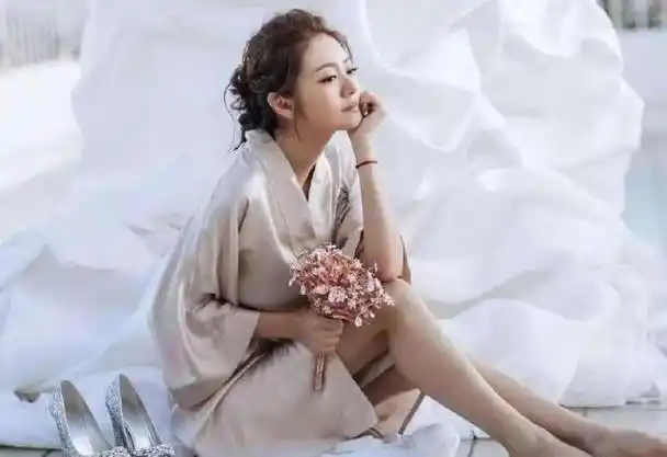 安以轩现身私人诊所,情绪低落趴桌,袜子图案暗示对老公仍有感情