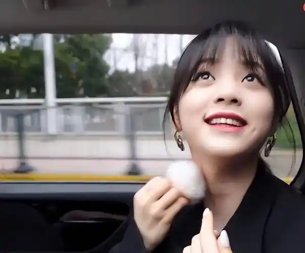 还有身体高光,这样才能发亮"欧阳娜娜更是直白地指出这一现象但领子上