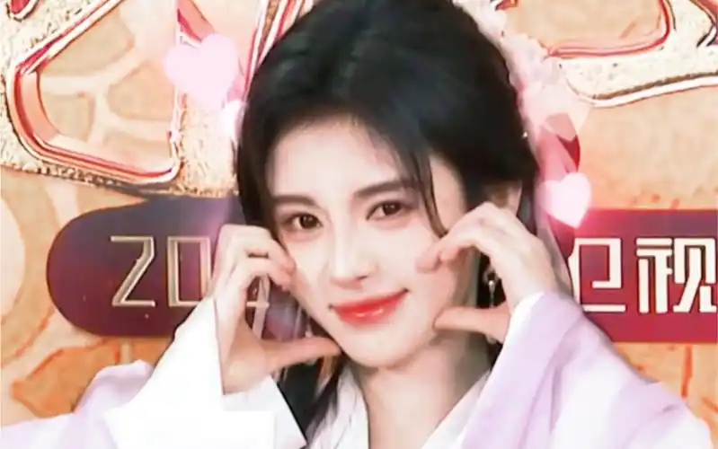 【鞠婧祎】龙年比心五连拍,太可爱了宝!