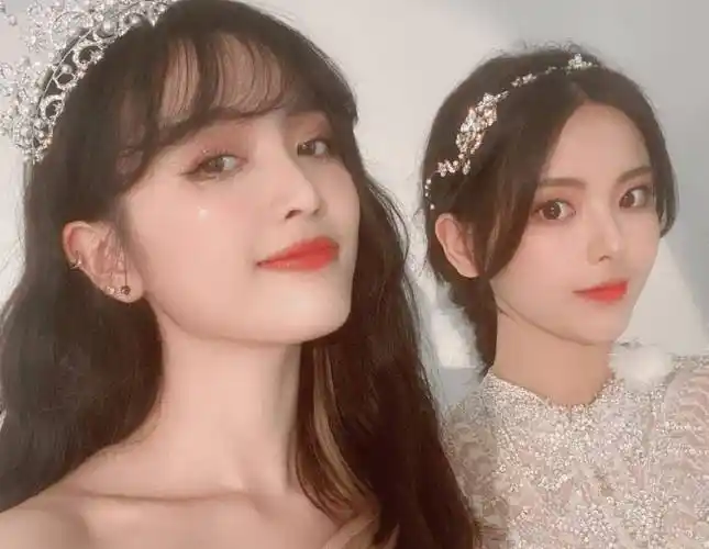 有种"友谊"叫吴宣仪,自己拍照时用原始相机,和杨超越合照就开滤镜