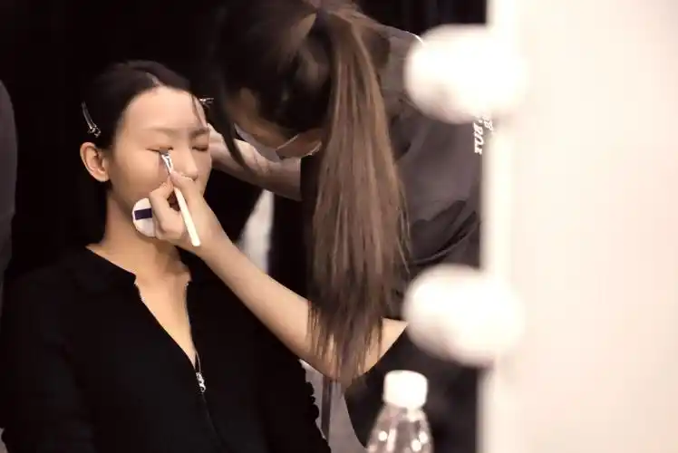 化妆师究竟用了什么才让明星360度都很美