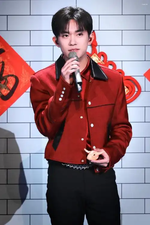 易烊千玺超话  2021 /0211 /210211  央视春晚  好烂漫的一位  #易烊