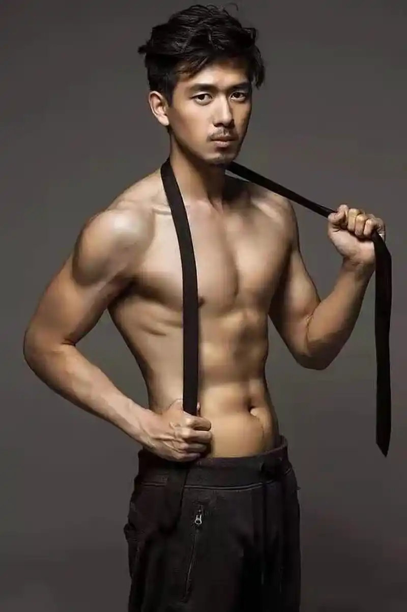 李现身材高大匀称,肌肉线条优美,让人无法抗拒的性感气息  李现是一位