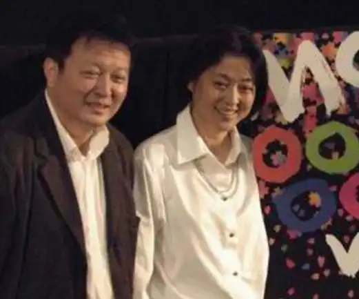 倪萍65岁三婚老公近照曝光!打扮文艺面容沧桑,结婚16年越长越像