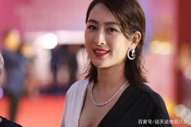 在李小璐还没有被爆出黑料的时候,马苏是非常受欢迎的,作品不少,在