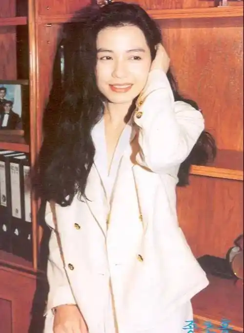 钟楚红曾经入选了港姐第四名,据说是因为她驾驭不了高跟鞋,没有发挥应