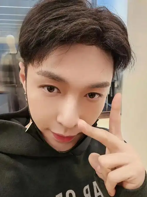 在后台抱着氧气瓶吸氧,还以为张艺兴受伤了,没想到是为了以最好的状态