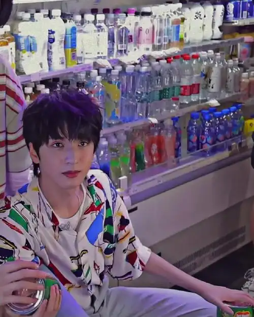 严浩翔超话95#严浩翔 十六拾光#"夏天很热但你很甜"自截自修|抱图吱