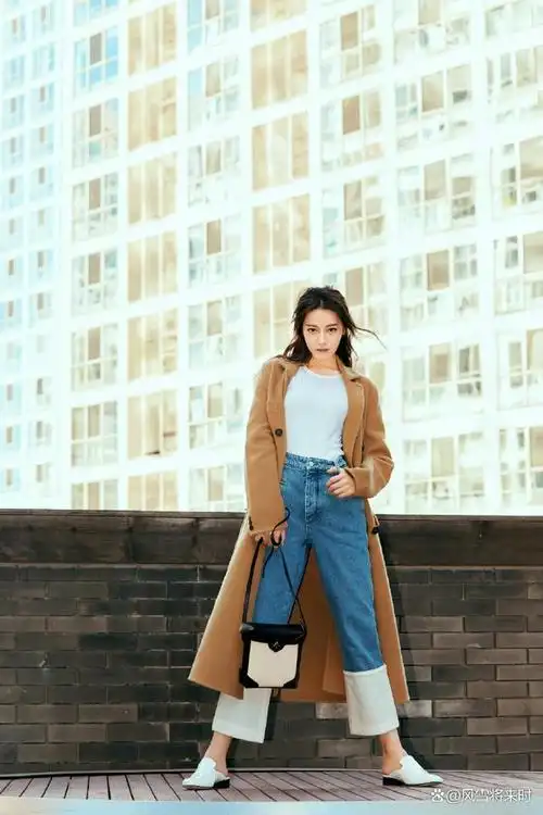 在这个秋季,迪丽热巴的穿搭给我们带来了很多的灵感和启发,她展现了