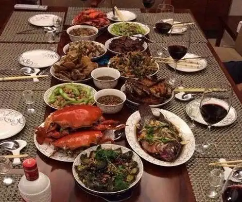 晒陈建斌一家住的豪宅,餐桌上饭菜太丰富了,每天全是大鱼大肉