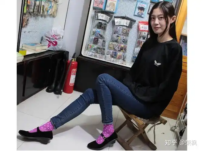 为什么男人爱看女人穿的黑平绒一带高跟布鞋