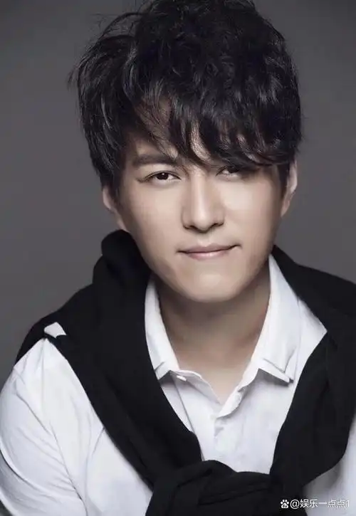 靳东不止人帅,而且从他身上能找到那种安全感