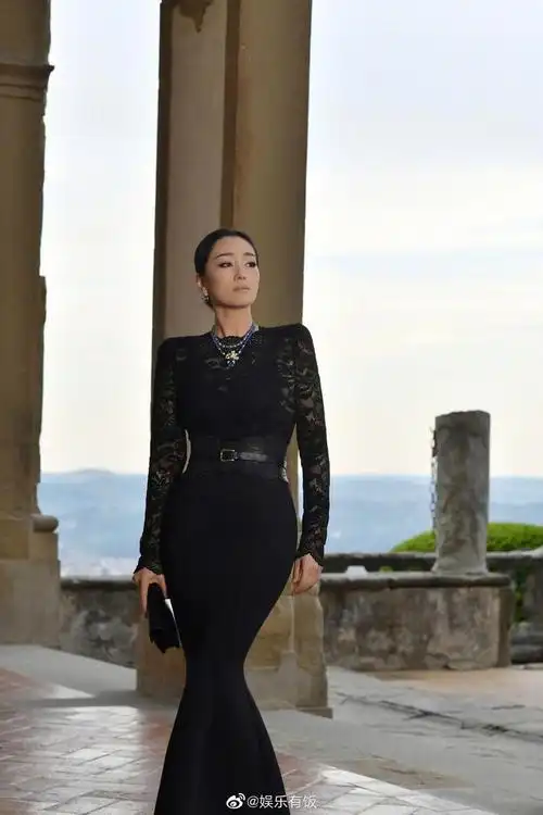 巩俐近日在意大利佛罗伦萨出席珠宝展晚宴活动