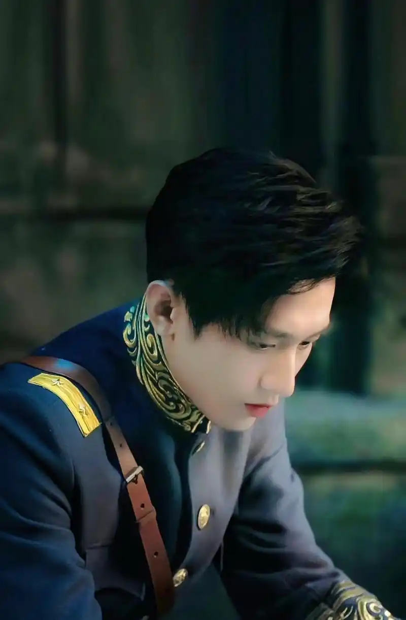 美人师座 —军装一穿一身正气,英姿飒爽 —成毅未来可期#成毅