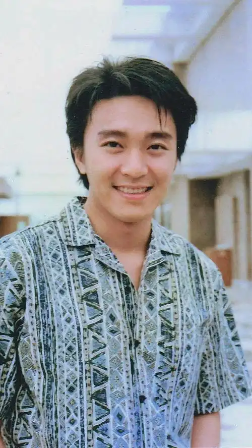 周星驰祖籍浙江省宁波市,1962年出生于香港.