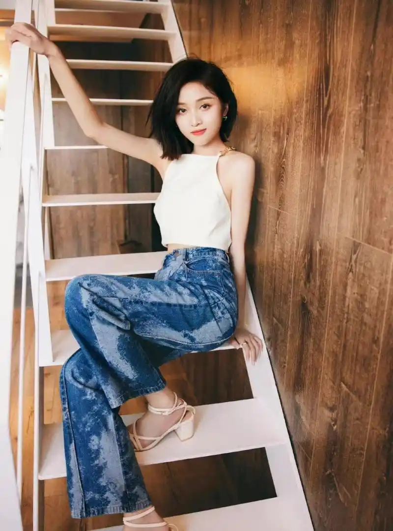 吴宣仪 高跟凉鞋