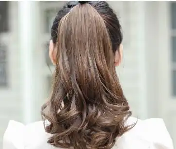 这款高马尾烫发就是简单的扎了马尾辫,然后在这个马尾辫的发尾烫了卷