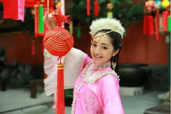 据悉,新版《还珠格格》中香妃的扮演者是麦迪娜,她是个真正的维吾尔族