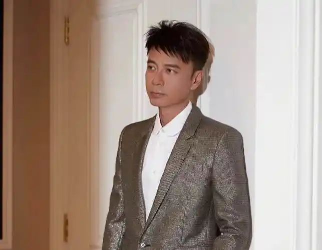 李克勤50岁妻子被曝怀三胎,看演唱会腹部凸起孕味足