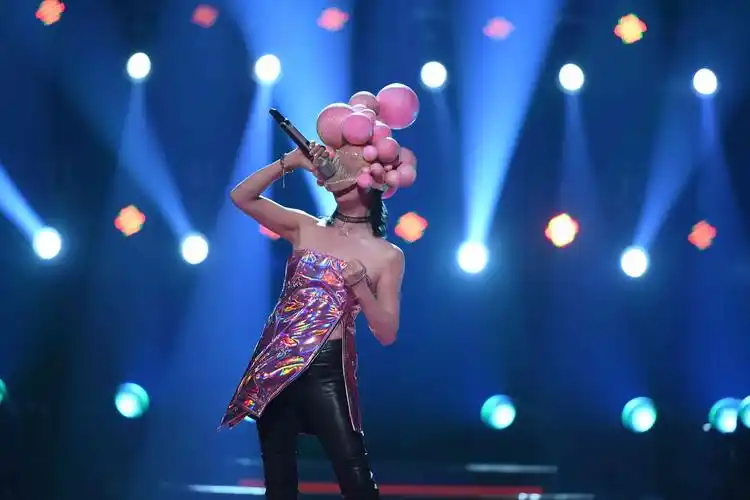 蒙面唱将粉红女王疑现场落泪中断录影