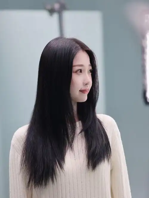 侧颜也真的绝绝子!太让人心动了#虞书欣黑长直白色毛衣造型