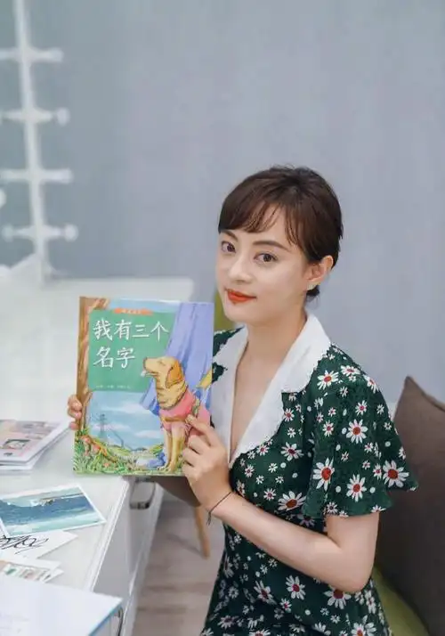 孙俪全新造型营业穿小雏菊连衣裙清新靓丽梳长发气质温婉