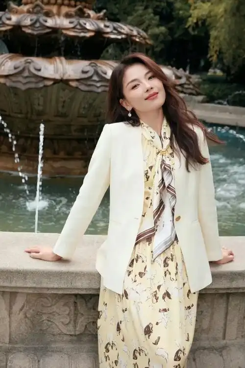 每次活动都能惊艳出场的刘涛,在活动现场为众人推荐了三套百搭穿搭.