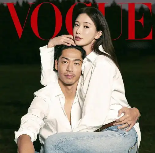 林志玲亲吻老公,夫妇登杂志封面,郎才女貌cp感爆棚_夫妻俩