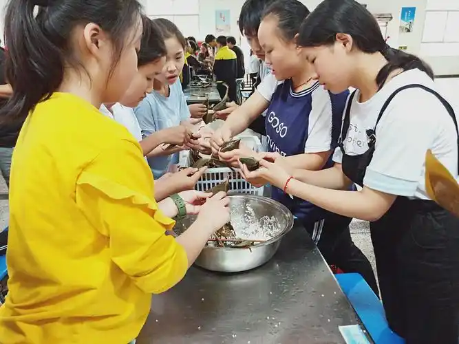 涪陵四中初三学生包粽子活动随记