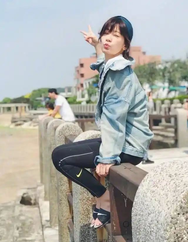 贾静雯晒海边休闲照,咘咘那么可爱却被当背景!