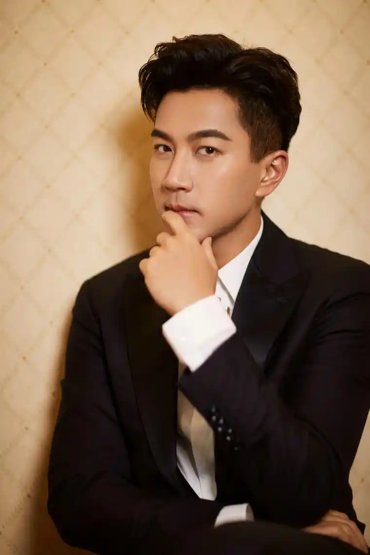 刘恺威时尚大片来袭沉稳霸气尽显熟男本色