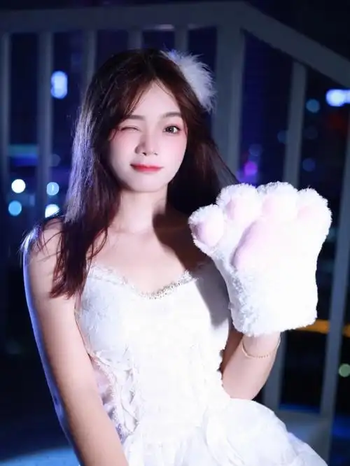 佛山猫女写真小猫咪能有什么坏心思呢