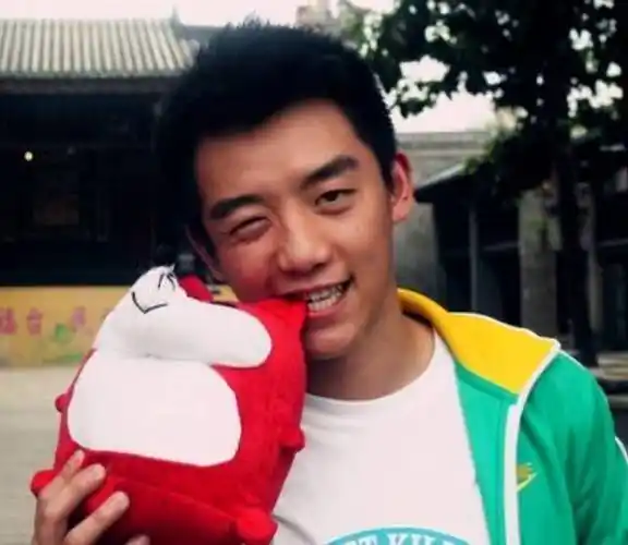 但是也正是因为这样耽误了学业,让郑恺的文化课成绩特别的差.