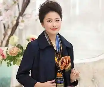 利用优雅端庄的盘发发型,来打造属于本身的潮流流行吧,那么50岁妈妈该