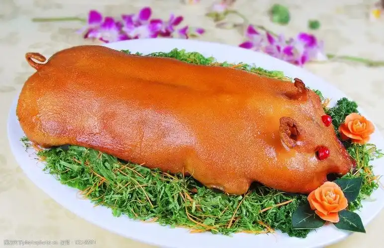 全体化皮乳猪图片