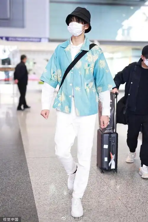 男明星夏日印花衬衫