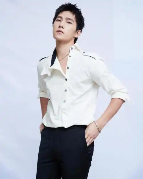 杨洋搭配的手链和项链款式非常相同,都是属于比较简约大气风格,两者