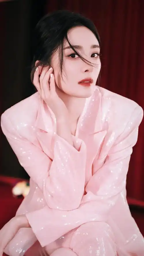 杨幂粉色亮片西装