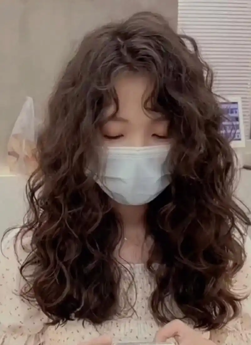 适合发量少的妹纸 烫完这款发型巨显发量多 大确定想要的风格.