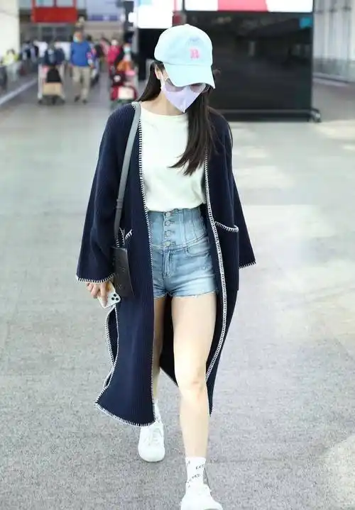 黄圣依机场街拍,穿深蓝色针织开衫,搭浅蓝色短裤,配出别样时髦_牛仔
