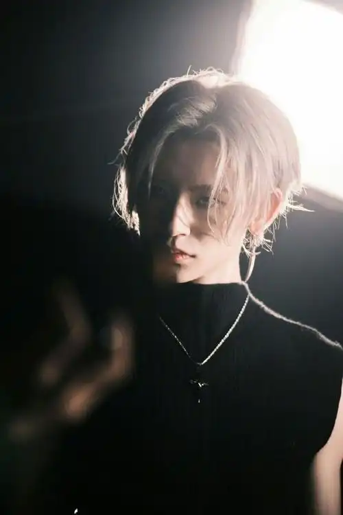 小鬼-王琳凯新歌《braindance(脑舞)》mv花絮照曝光,他身穿黑色无袖