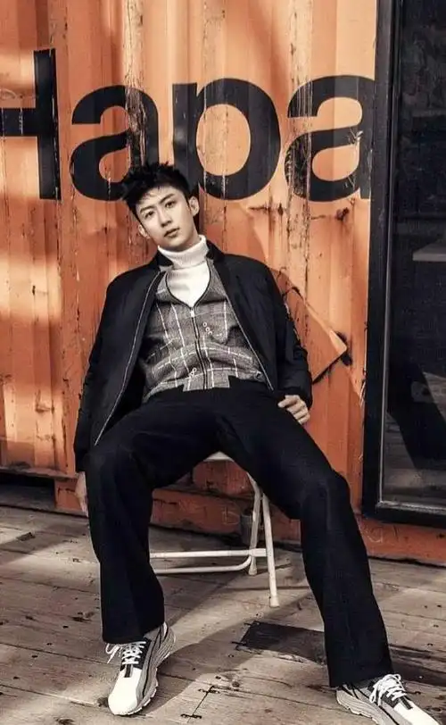 "蜘蛛网裤"买不得,187黄景瑜穿了凹出"萝卜腿",真可怕!